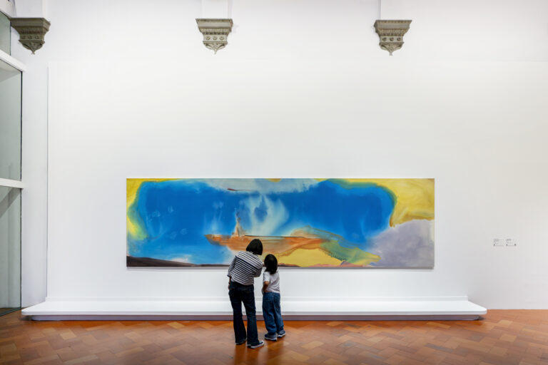 “Helen Frankenthaler. Dipingere senza regole”, Palazzo Strozzi, Firenze, 2024. Photo OKNOstudio © 2024 Helen Frankenthaler Foundation, Inc. / Artists Rights Society (ARS), New York / SIAE, Rome