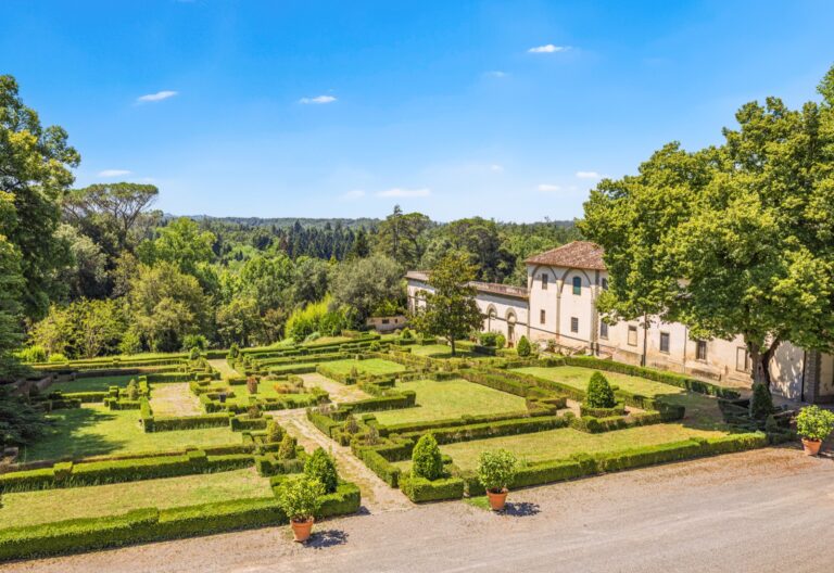 08 agnelli piaggio estate courtesy of lionard In vendita a 16 milioni la tenuta toscana dei Piaggio progettata da Ammanniti