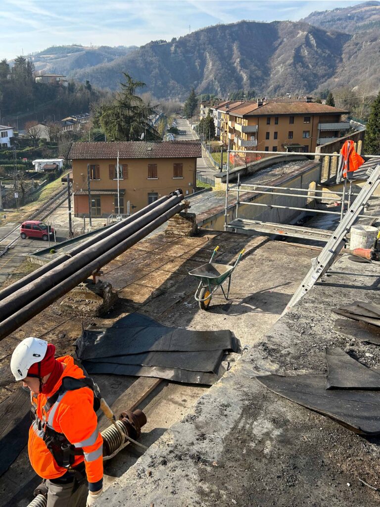 Ex Cartiera Marzabotto. Fase di cantiere. Podio coperto, lavorazioni in copertura. Foto ©baustudio