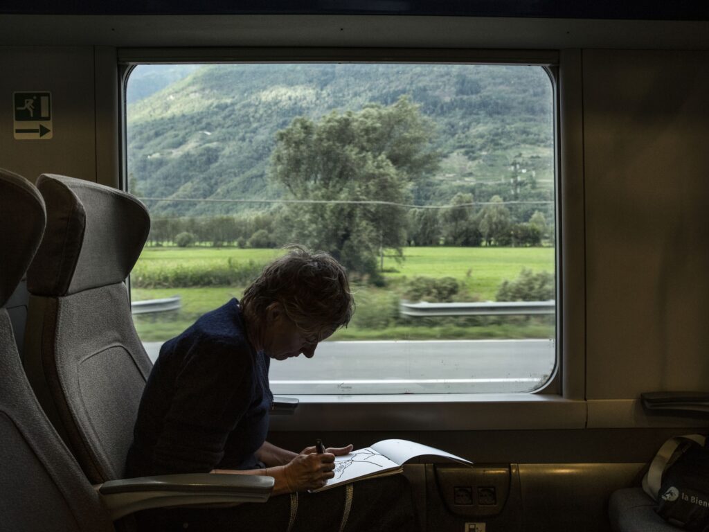 L’artista che ha realizzato un’opera d’arte girando per un mese in treno. Ora la mostra a Milano