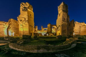 Scoprire il fascino delle Terme di Caracalla di notte. Il video 