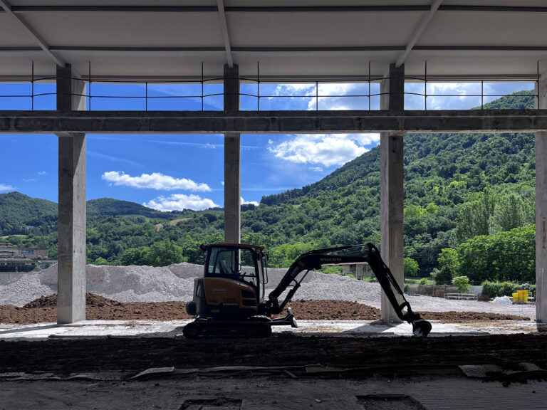 Ex Cartiera Marzabotto. Fase di cantiere. Podio coperto dall’interno, vista verso il paesaggio. Foto ©Marchingegno