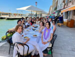 Allievi e docenti in pausa pranzo (Aurora Fonda in primo piano). Courtesy School for Curatorial Studies Venice