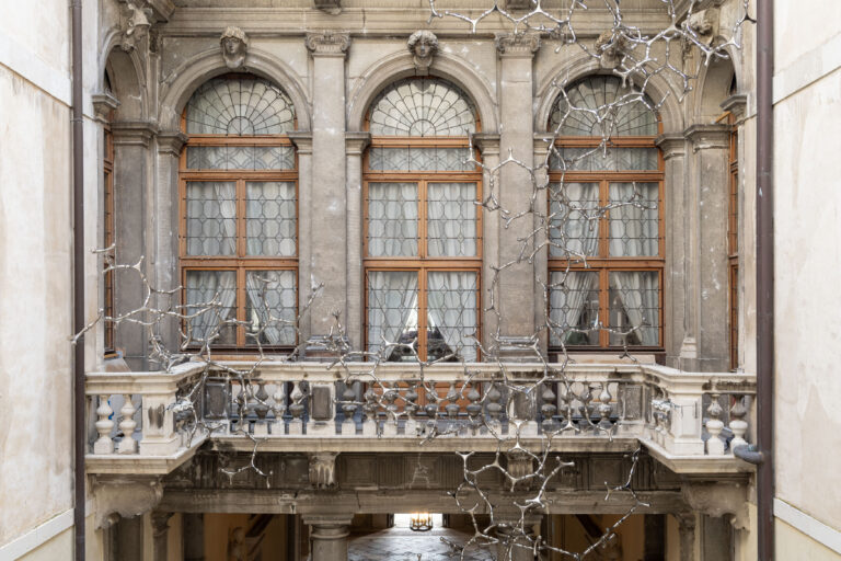 cecchini ca rezzonico ph irene fanizza 11 Le sculture monumentali di Loris Cecchini in mostra a Ca' Rezzonico di Venezia 