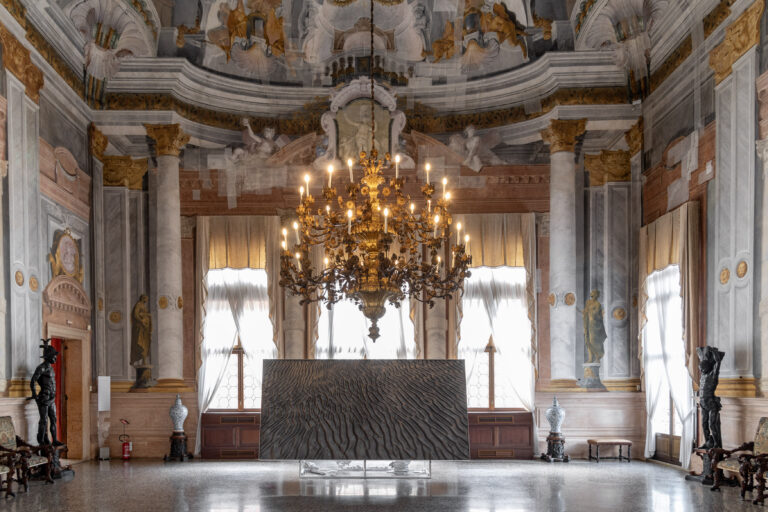 cecchini ca rezzonico ph irene fanizza 17 Le sculture monumentali di Loris Cecchini in mostra a Ca' Razzonico di Venezia 