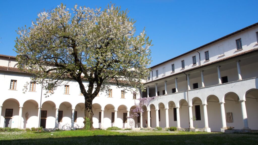 Tavole tattili, scritte in braille e “concerti al buio”. Grande impegno per gli ipovedenti al Museo Diocesano di Brescia 