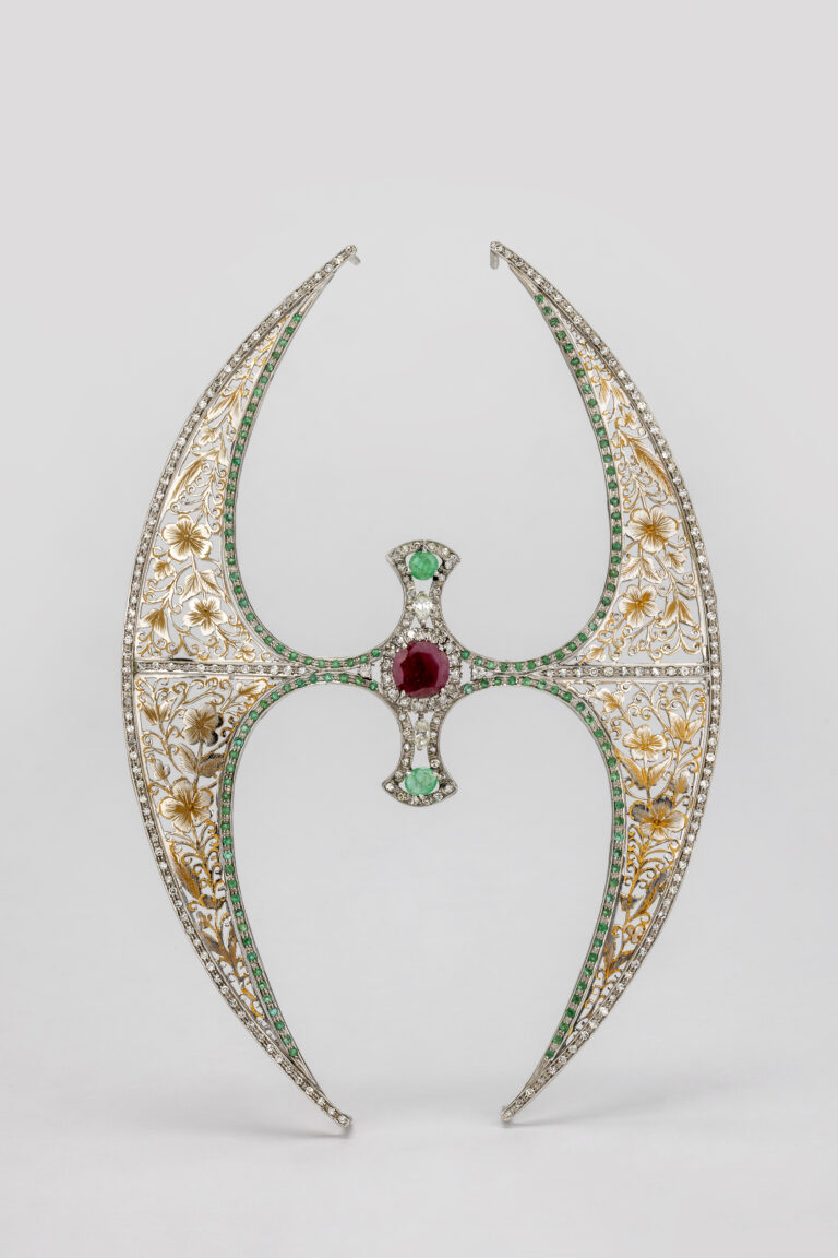 Emblem of MTO Shahmaghsoudi® school, late 1970s, white gold with rubies, emeralds, and diamonds. Courtesy of Musée d’Art et de Culture Soufis MTO. Photo by Jean-Yves Lacôte