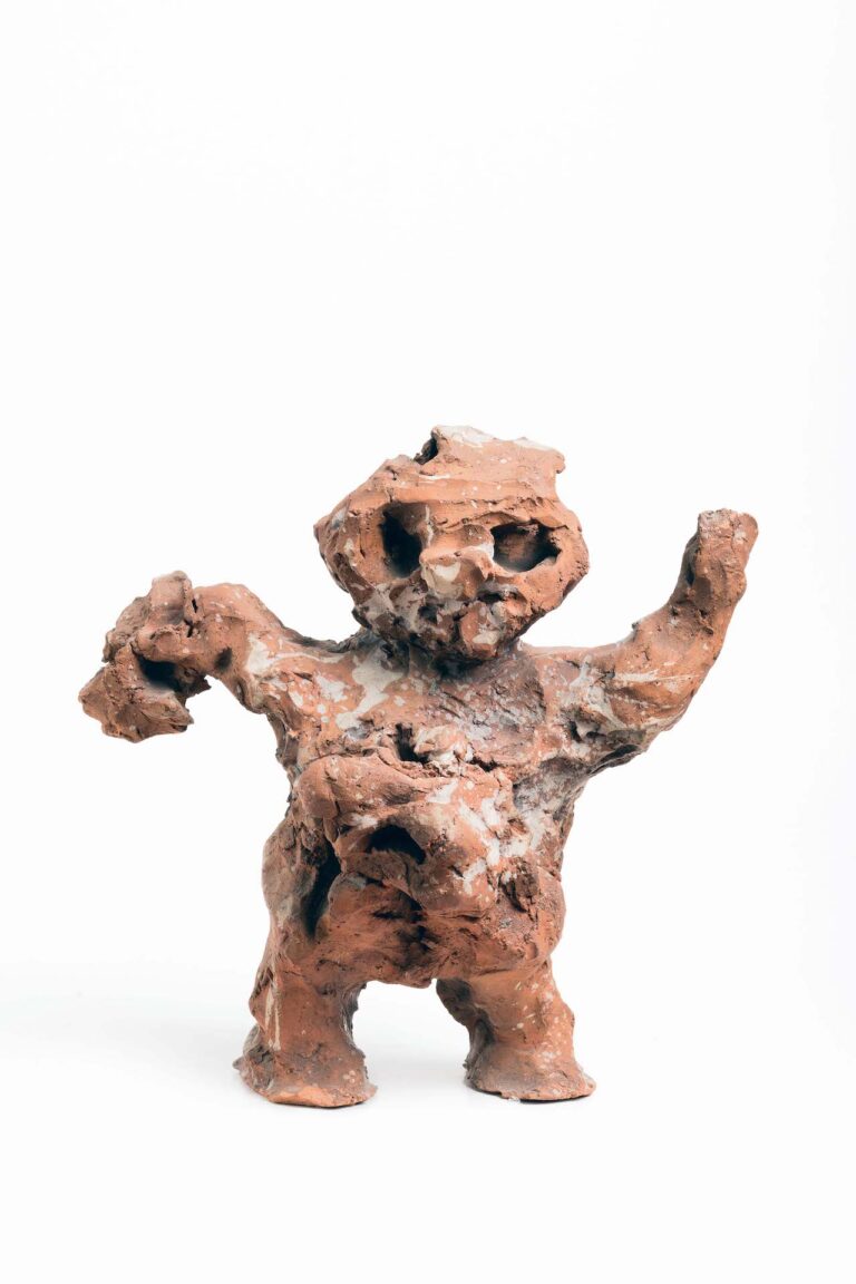 Enrico Baj, Personaggio, 1954, terracotta dipinta con ingobbi e ossidi, cm 27x29x16. Collezione privata. Photo Filippo Armellin. Courtesy Archivio Baj, Vergiate