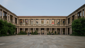 Le foto di Juergen Teller per Ferragamo sono esposte nel chiostro del Seminario di Milano