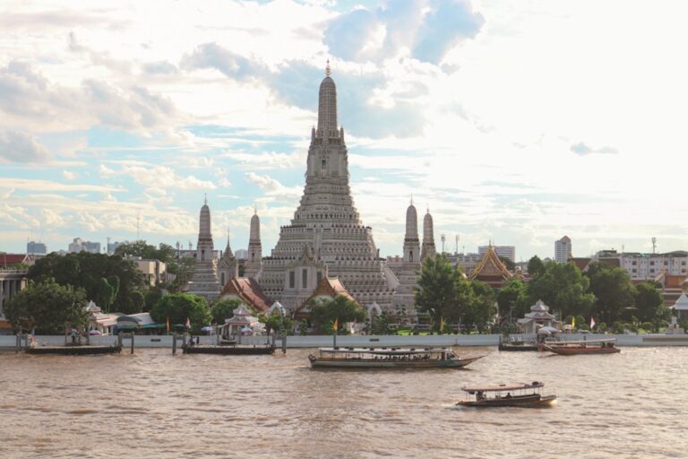 Il Tempio dell'Alba, o Wat Arun, fra le sedi della Biennale. Courtesy Bangkok Biennale