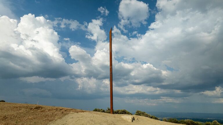 A Volterra ricollocata l’opera ambientale di Mauro Staccioli: riferimento e identità per il territorio