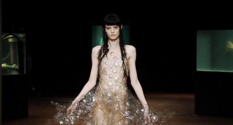 Chi è Iris van Herpen, la visionaria della moda tra arte e Fantasy Couture