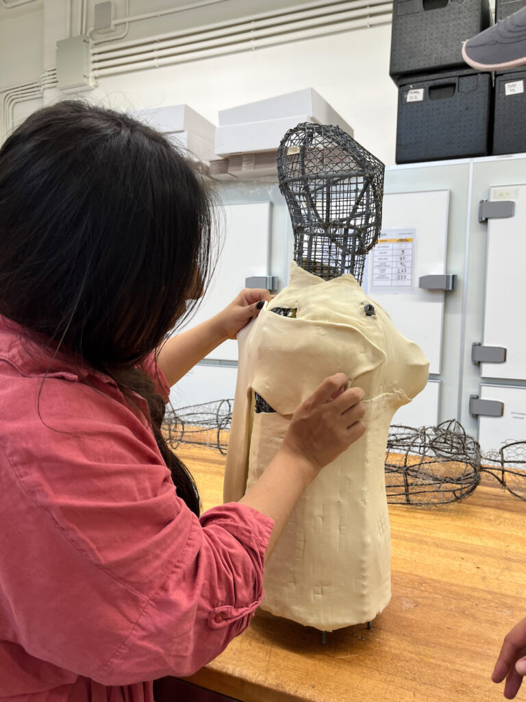 La Chola Poblete al lavoro presso il Panificio di Davide Longoni per realizzare le sue sculture di pane, Milano, 2024