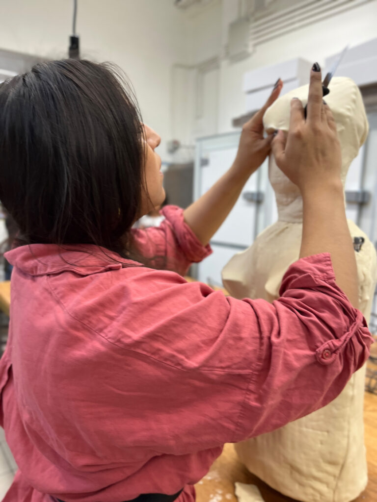 La Chola Poblete al lavoro presso il Panificio di Davide Longoni per realizzare le sue sculture di pane, Milano, 2024