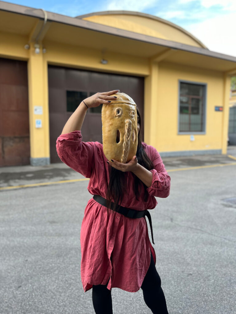 La Chola Poblete al lavoro presso il Panificio di Davide Longoni per realizzare le sue sculture di pane, Milano, 2024