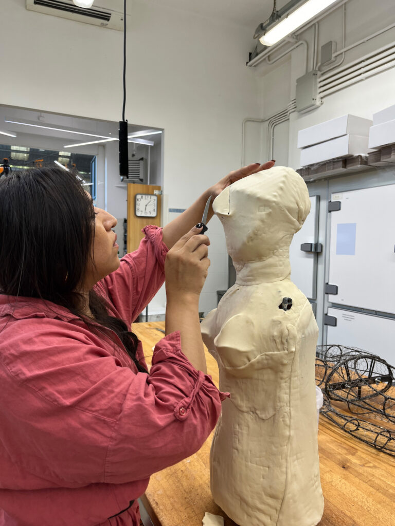 La Chola Poblete al lavoro presso il Panificio di Davide Longoni per realizzare le sue sculture di pane, Milano, 2024