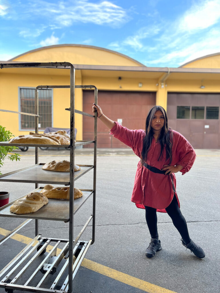 La Chola Poblete al lavoro presso il Panificio di Davide Longoni per realizzare le sue sculture di pane, Milano, 2024