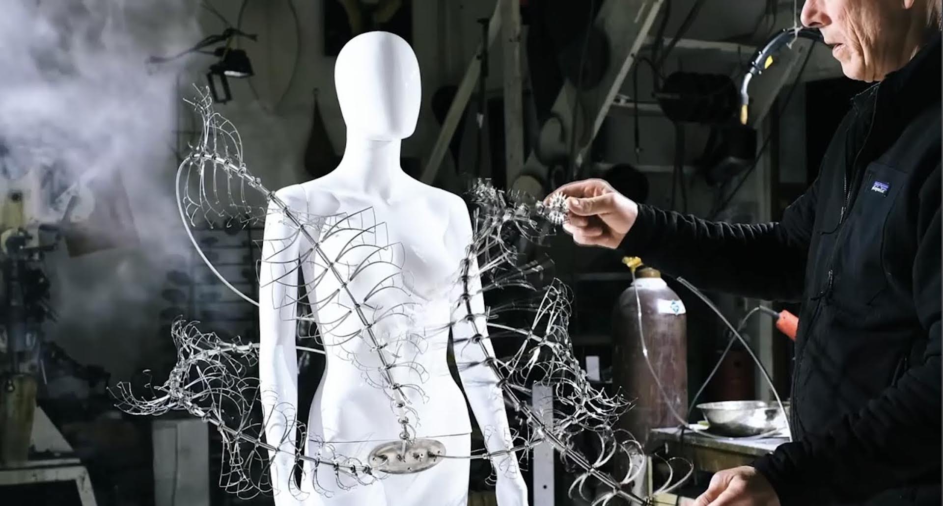 La creazione di un abito di Iris van Herpen