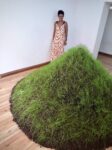 La direttrice del Museo d’arte contemporanea Burel Daniela Zangrando di fronte a “Grass Grows”. Photo dell’autore