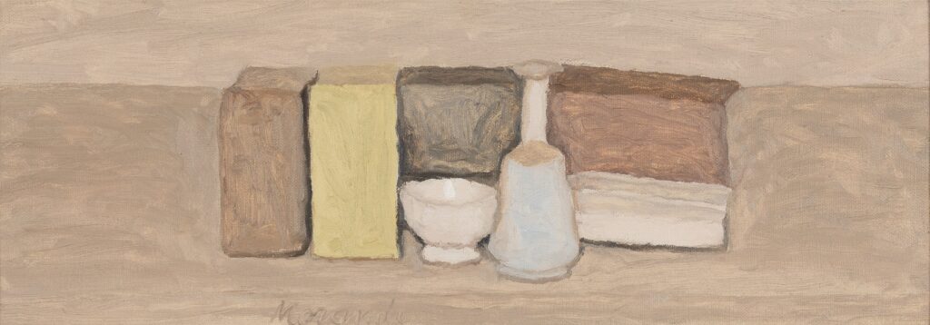 Giorgio Morandi, Natura Morta, 1954, olio su tela, 26x70 cm (Vitali 904). Collezione privata. Ph. Daniele Molajoli.