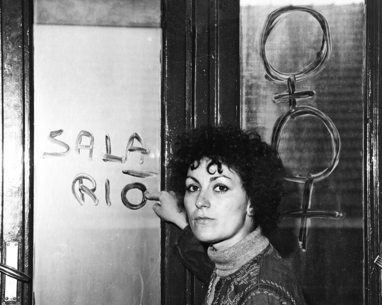 Milli Gandini, La mamma è uscita (trittico, elemento #1), 1975, stampa fotografica. Courtesy MLB Maria Livia Brunelli Gallery