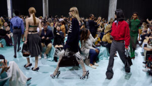 Prada riflette sull’unicità dell’essere umano alla Milano Fashion Week Donna PE25 