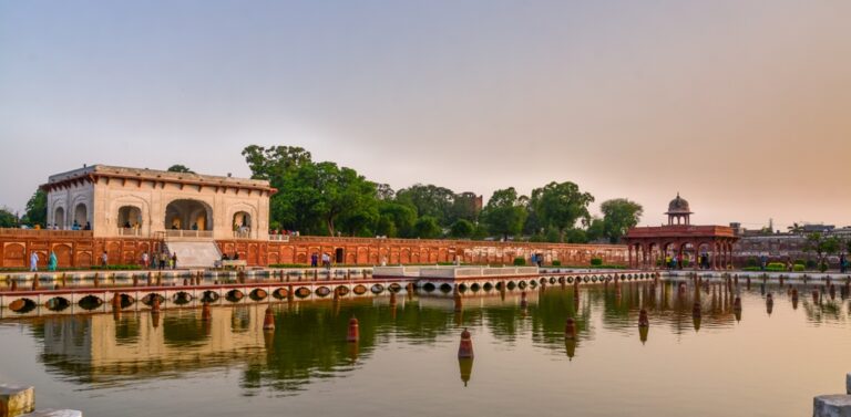 Una veduta dei Giardini Shalimar, una delle sedi della Biennale di Lahore. Photo Muhammad Ashar