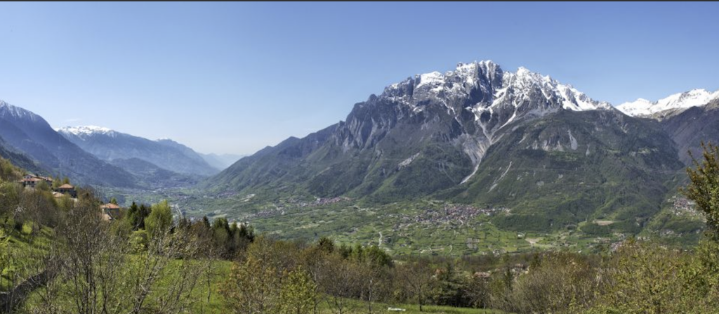 In Val Camonica una performance d’arte contemporanea annuncia l’arrivo dell’autunno 