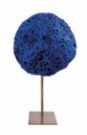 Yves Klein e Arman Le Vide et Le Plein, Yves Klein Sculpture Éponge bleue sans titre, (SE 263) 1960 Pigmento puro e resina sintetica, spugna naturale su base di metallo 50 × 34 × 12 cm Collezione Giancarlo e Danna Olgiati, Lugano © Succession Yves Klein / 2024, ProLitteris, Zürich