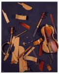 Yves Klein e Arman Le Vide et Le Plein, Arman Antonio e Cleopatra (Colère) 1966 Violoncelli sezionati su tavola dipinta 200.5 × 160.5 × 21 cm Collezione Giancarlo e Danna Olgiati, Lugano Foto: Studio Pagi, 2024 © Arman Studio Archives New York / 2024, ProLitteris, Zürich