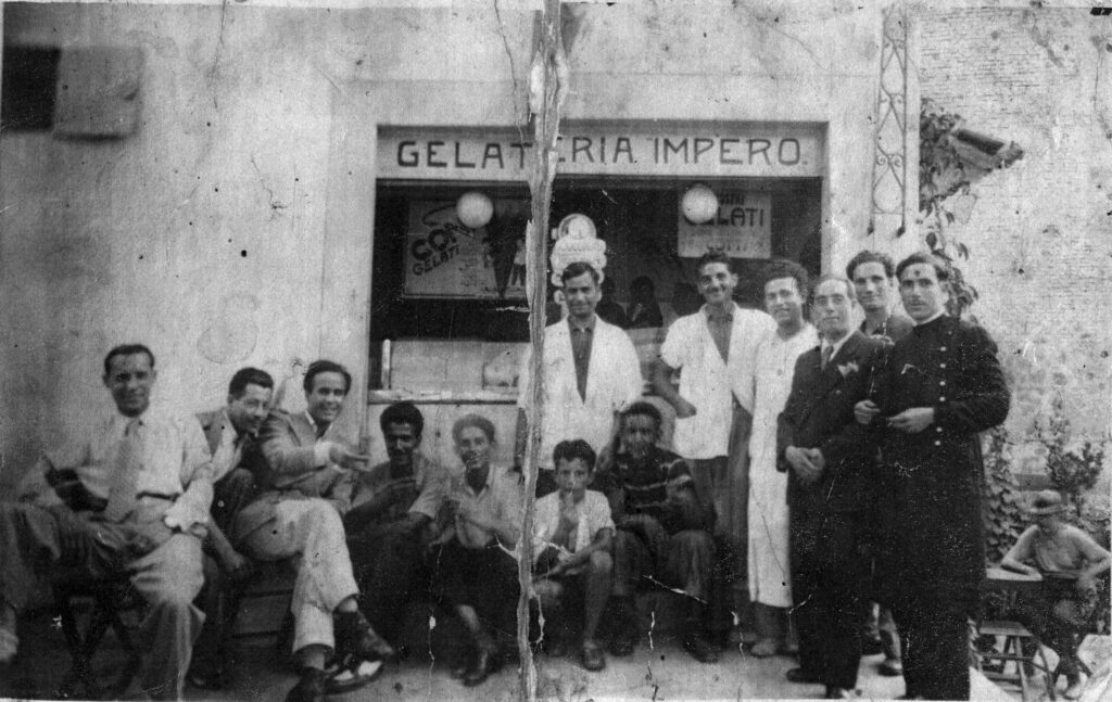 Pietro e Enrico Necci alla Gelateria Impero (oggi bar Necci), 1937 ca