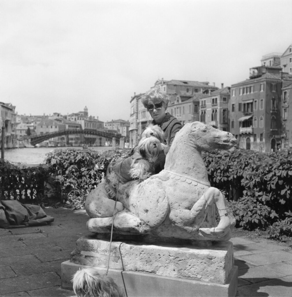 Peggy Guggenheim con i suoi terrier Lhasa Apsos sulla terrazza di Palazzo Venier dei Leoni, Venezia, fine anni '60.
Fondazione Solomon R. Guggenheim. Photo Archivio Cameraphoto Epoche. Donazione, Cassa di Risparmio di Venezia, 2005.
