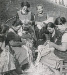 Trecciaiole al lavoro in una fotografia del 1938