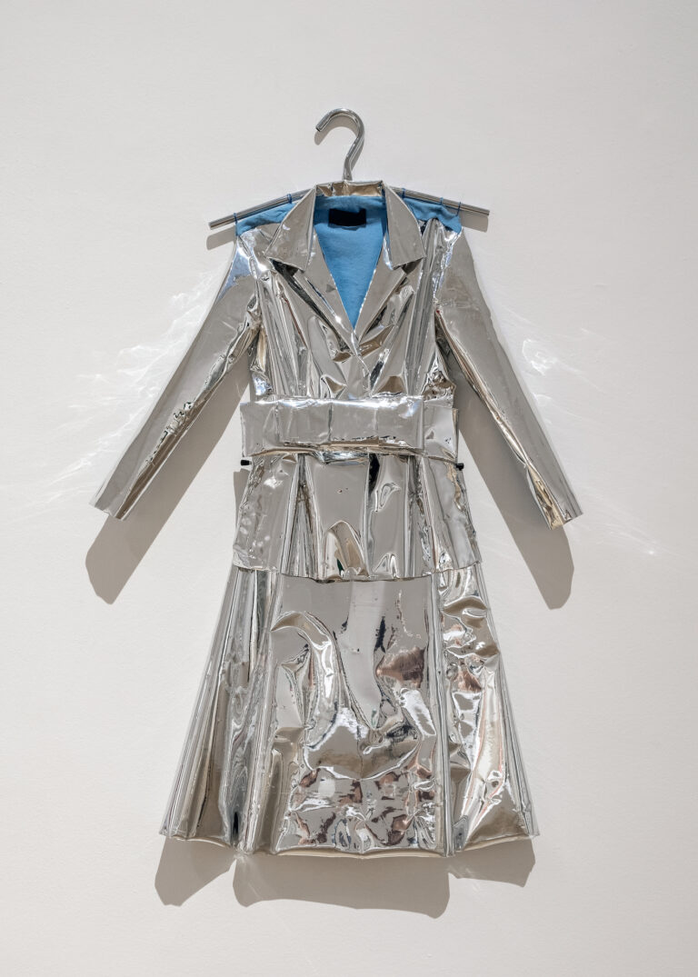 Silhouette Tailleur Nanette in PVC specchio, 2002 (di Bianca e Blu). Poetica del semplice. Moda e design secondo Monica Bolzoni/Bianca e Blu, La Galleria Nazionale. GNAM Foto di Adriano Mura, 2021