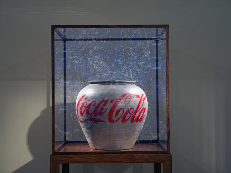 Ai Weiwei, Han Dynasty Urn with Coca-Cola Logo, 2014, Genus Bononiae – ph Roberto Serra