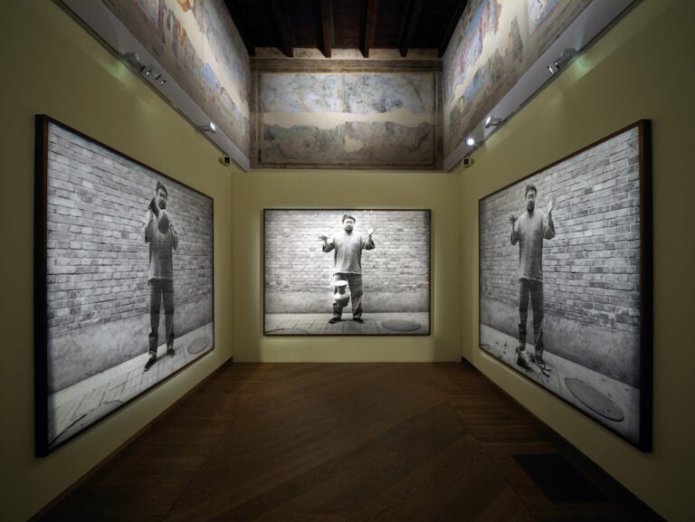 AiWeiwei, Dropping a Han Dynasty Urn, 1995, Installation View, Genus Bononiae, ph Roberto Serra