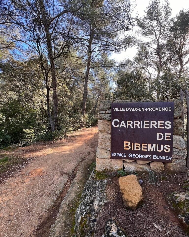 Aix en Provence, Francia. I sentieri che portano ai luoghi cezanniani nelle cave di Bibémus. Photo Cezanne2025