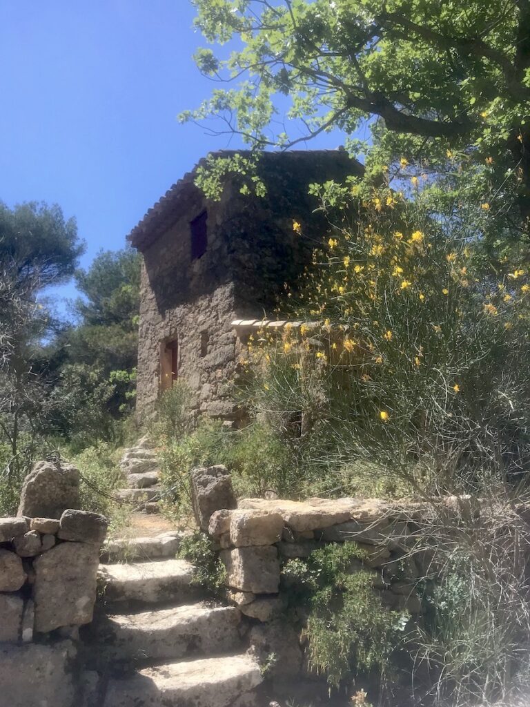 Aix en Provence, Francia. La casetta in pietra dove Paul Cézanne soggiornava alle Cave di Bibémus. Photo Dario Bragaglia