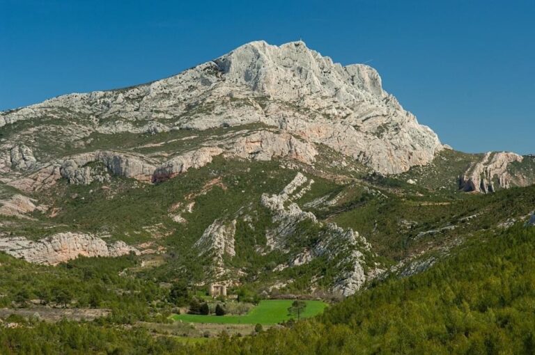 Aix en Provence, Francia. La montagne Sainte Victoire, uno dei soggetti più cari a Cézanne Photo Cezanne2025