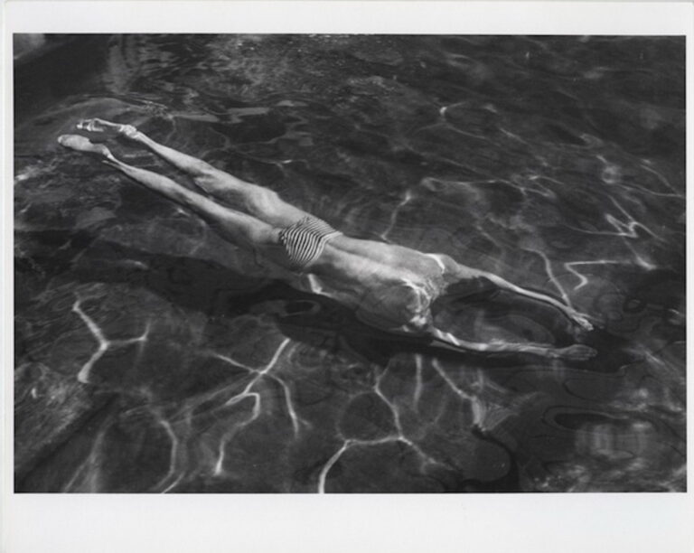 André Kertész, Un uomo che nuota sott’acqua, Piscina Mala, Esztergom, Ungheria ©Museo commemorativo André Kertész. Courtesy of André Kertész Memorial Museum