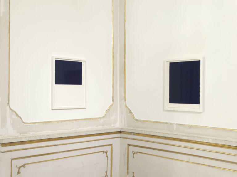 Callum Innes, Darker than blue, veduta parziale della mostra, Settembre 2024,Alfonso Artiaco, Napoli Courtesy Alfonso Artiaco, Napoli, photo Grafiluce