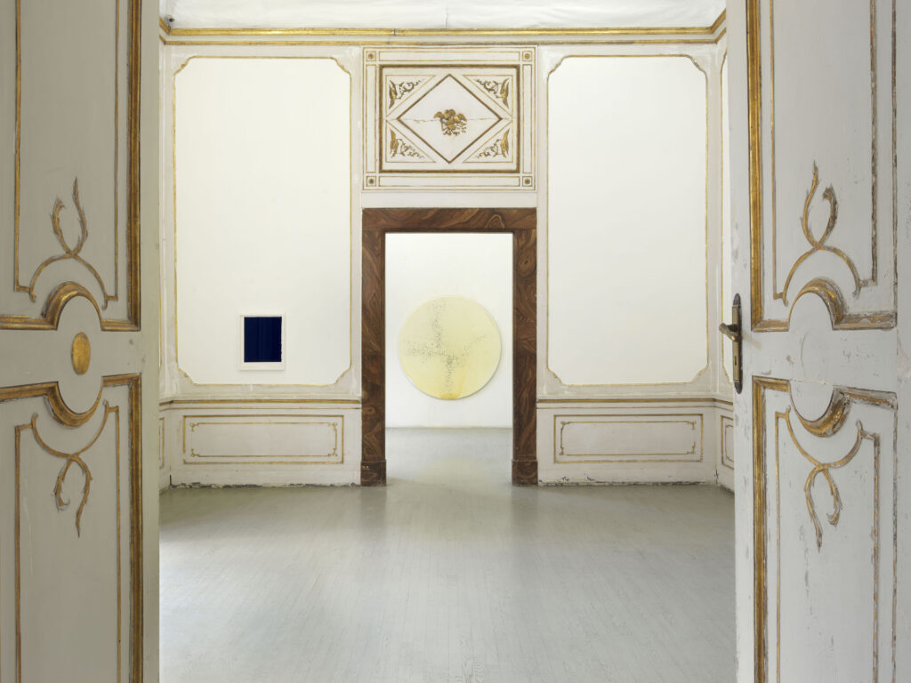 Il concetto del tempo e la preziosità del colore. La mostra di Callum Innes a Napoli