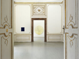 Il concetto del tempo e la preziosità del colore. La mostra di Callum Innes a Napoli