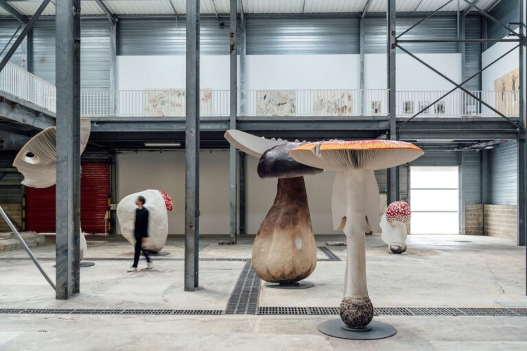 Per Art Basel 2024 Carsten Höller inaugura a Parigi una gigantesca scultura-fungo e un ristorante