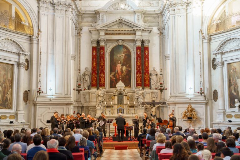 Concerto Vivaldi con Venice Baroque Orchestra - Chiesa della Pietà, 30 settembre, Courtesy La Biennale di Venezia ph. Andrea Avezzù