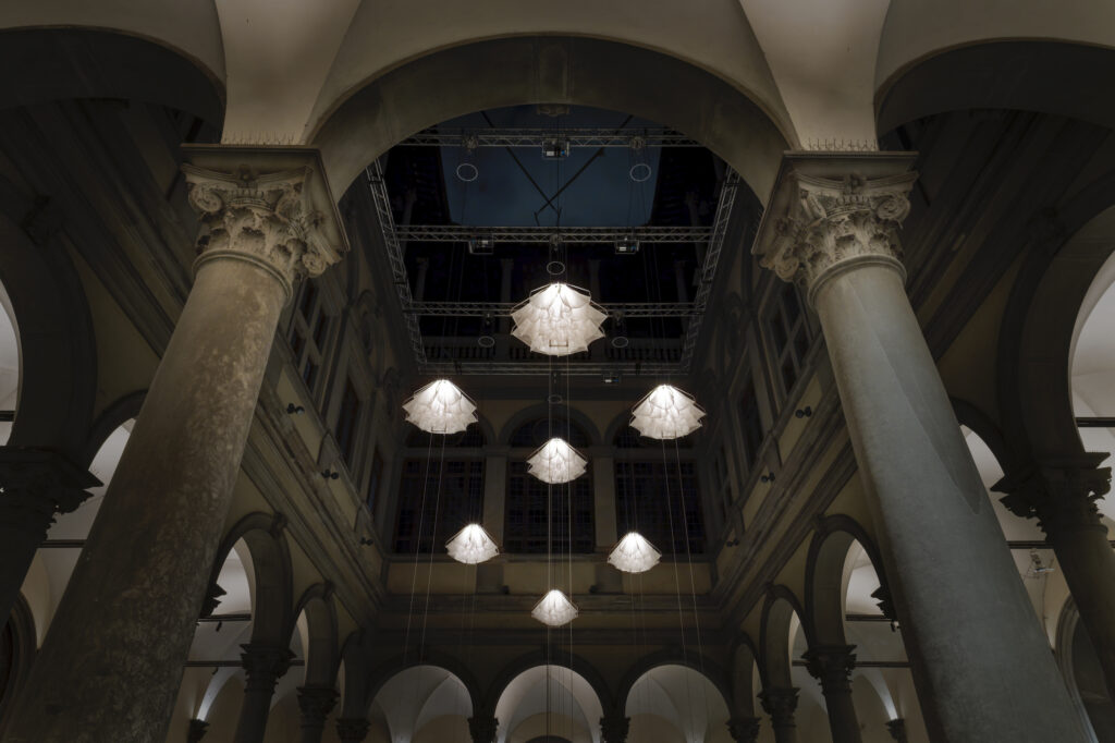 L’incredibile installazione ondeggiante di DRIFT nel cortile di Palazzo Strozzi a Firenze