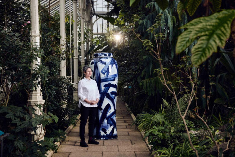 Mostra di ceramiche monumentali nel giardino botanico più straordinario di Londra