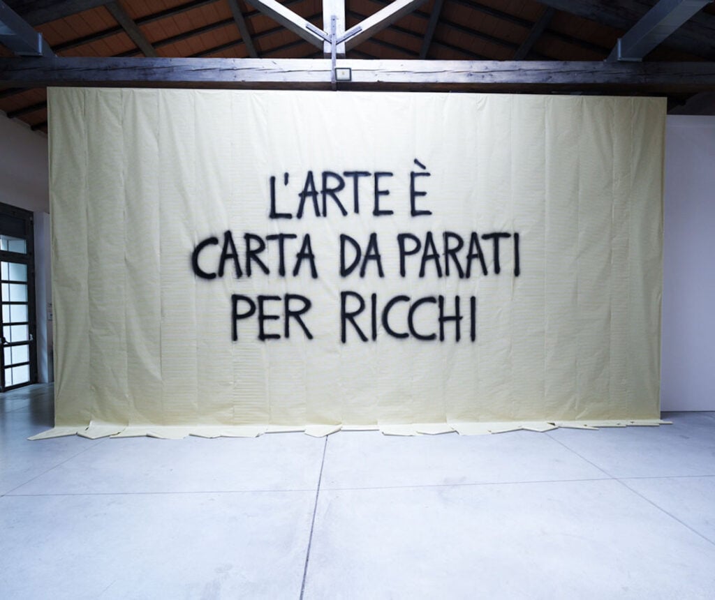 A Prato il dissacrante artista Giulio Alvigini mostra la sua commedia dell’arte contemporanea