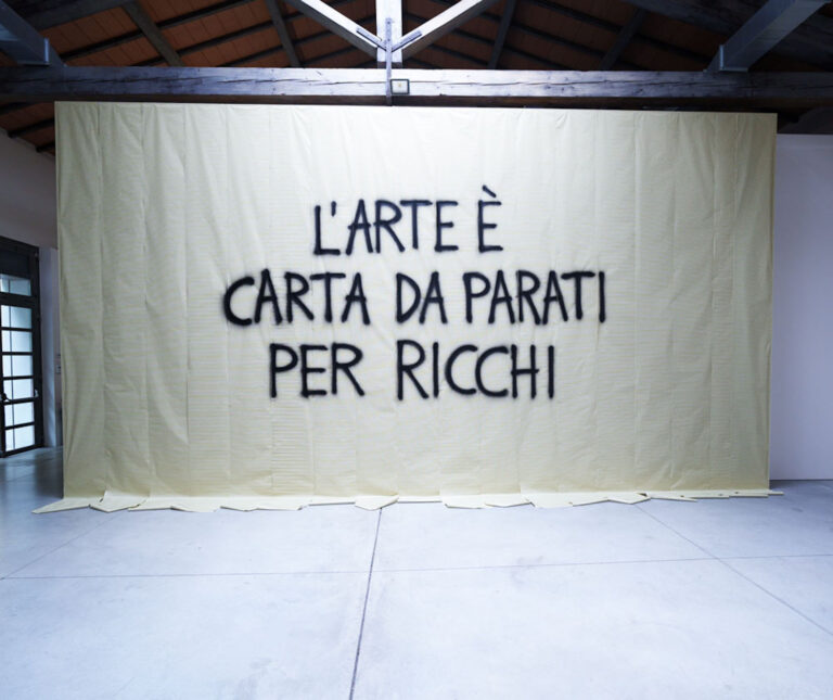 Giulio Alvigini, l'arte è carta da parati per ricchi, installazione a BBSpro, Prato, 2024. Photo Vault Art Consulting