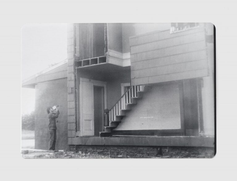 gordon matta clark bingo gordon matta clark filming bingo 1974 c artist courtesy of the estate of gordon matta clark and patinoire royale bach 1200x918 1 Le case dimezzate del grande artista Gordon Matta-Clark a Bruxelles in un’ex patinoire dell’800